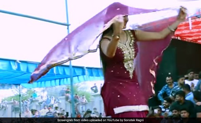 सपना चौधरी ने धमाकेदार डांस से फिर मचाई धूम, बार-बार देखा जा रहा Video