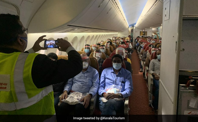 अब विमान में बुक कर सकेंगे मिडिल सीट, बॉम्‍बे हाईकोर्ट ने एयरलाइंस को दी इजाजत