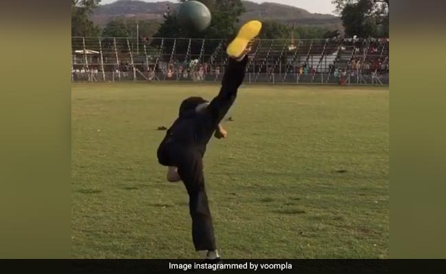 बॉलीवुड एक्टर पर चढ़ा टाइगर श्रॉफ का खुमार, फुटबॉल को हाथों से उछालकर यूं मारी किक- देखें Video