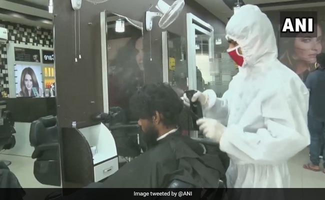 Salon Employees In Gurugram Use Protective Gear While Providing Services