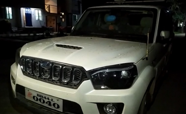 बिहार में कांग्रेस MLA की गाड़ी से मिली शराब की बोतलें, 4 गिरफ्तार, विधायक बोले- 'मुझे नहीं पता गाड़ी में...'