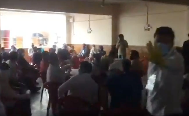 लॉकडाउन में आकाश विजयवर्गीय की बैठक में नहीं दिखी सोशल डिस्टेंसिंग, Video वायरल हुआ तो इंदौर कलेक्टर का आया बयान