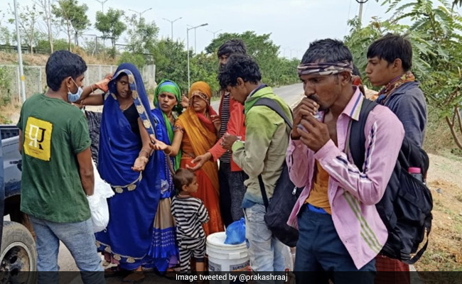 प्रकाश राज ने सड़कों पर चल रहे 500 मजदूरों को खिलाया खाना, बोले- कोई रास्ता ढूंढो उन तक...