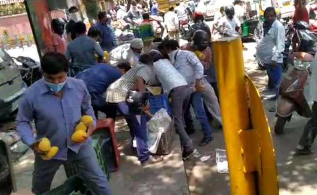 Lockdown: दिल्ली के जगतपुरी इलाके में भीड़ ने रेहड़ी वाले के आम लूट लिए