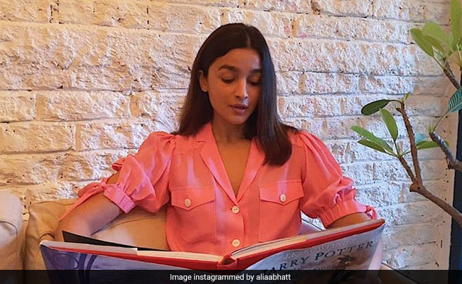 <I>Harry Potter</i> Fan Alia Bhatt Reads A Chapter From <I>Philosopher's Stone</i>, Surprise Cameos By Alec Baldwin And...