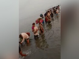 Stirring Photo Shows Migrants Crossing Knee-Deep Yamuna To Get Home Stirring Photo Shows Migrants Crossing Knee-Deep Yamuna To Get Home