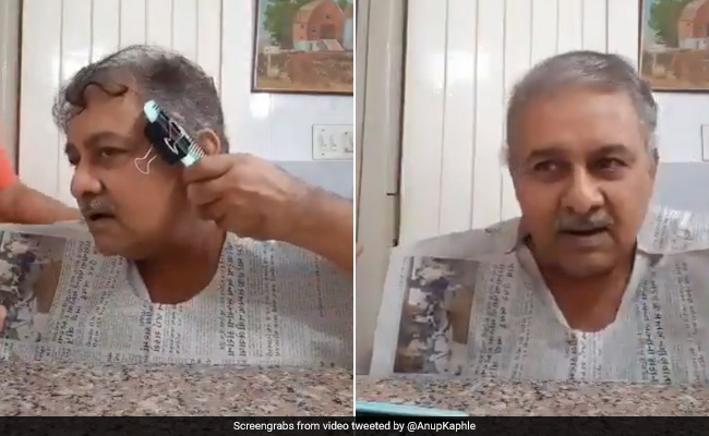 लॉकडाउन में बढ़े बाल तो अंकल ने इस जुगाड़ से झटपट की कटिंग, कंघी घुमाई और कट गए बाल... देखें Video