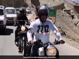 सलमान खान का लॉकडाउन के बीच Video हुआ वायरल, जैकलीन फर्नांडीस के साथ बुलेट पर सैर करते नजर आए एक्टर सलमान खान का लॉकडाउन के बीच Video हुआ वायरल, जैकलीन फर्नांडीस के साथ बुलेट पर सैर करते नजर आए एक्टर