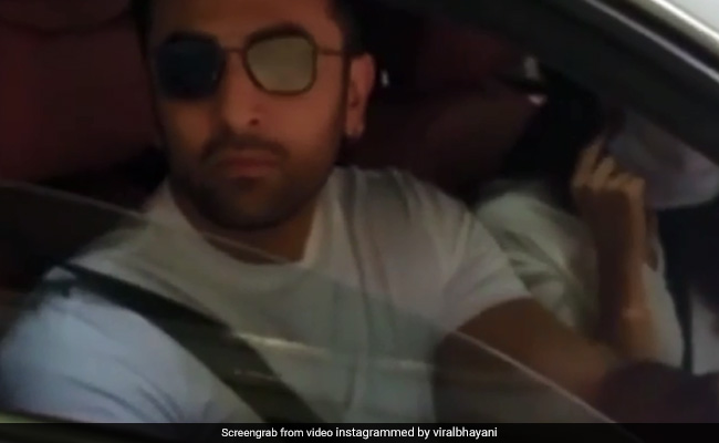 ऋषि कपूर की तेरहवीं से लौटते वक्त रणबीर ने फोटोग्राफर्स से पूछा उनका हाल चाल, तो आलिया बोलीं- मास्क पहनो...