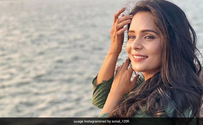 सोनल वेंगुर्लेकर को आर्थिक संकट में मेकअप मैन से मिली मदद, पोस्ट शेयर कर बोलीं- वक्त आ गया है कि... सोनल वेंगुर्लेकर को आर्थिक संकट में मेकअप मैन से मिली मदद, पोस्ट शेयर कर बोलीं- वक्त आ गया है कि...