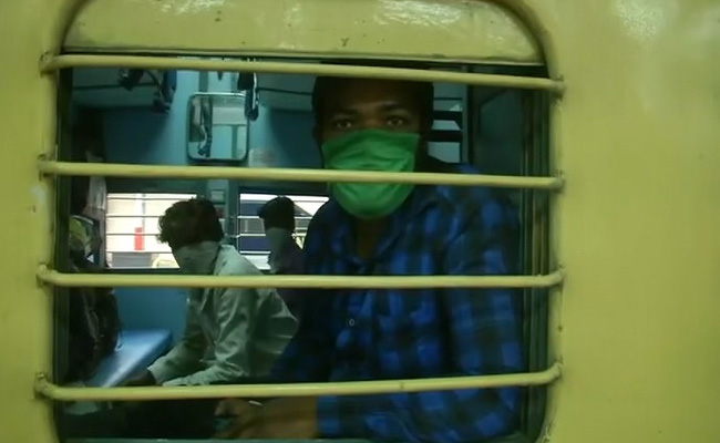 Over 800 UP Migrants Reach Lucknow In A Special Train From Nashik