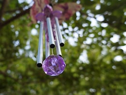 Wind Chime: घर की सुंदरता को बढ़ाने ही नहीं पॉजिटिव एनर्जी भी लाती है इतनी छड़ वाली विंड चाइम्स