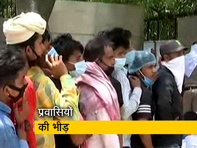 स्क्रीनिंग सेंटर के बाहर इंतजार