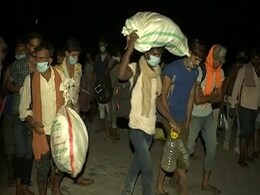 सैकड़ों प्रवासी मजदूरों ने घर जाने के लिए रात में पैदल पार की यमुना नदी, बोले- सड़क पर पुलिस पीट रही, इसलिए... सैकड़ों प्रवासी मजदूरों ने घर जाने के लिए रात में पैदल पार की यमुना नदी, बोले- सड़क पर पुलिस पीट रही, इसलिए...
