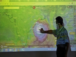 Cyclone Amphan: हाई अलर्ट पर नौसेना, मदद पहुंचाने के लिए स्टैंडबाई पर युद्धपोत तैनात Cyclone Amphan: हाई अलर्ट पर नौसेना, मदद पहुंचाने के लिए स्टैंडबाई पर युद्धपोत तैनात