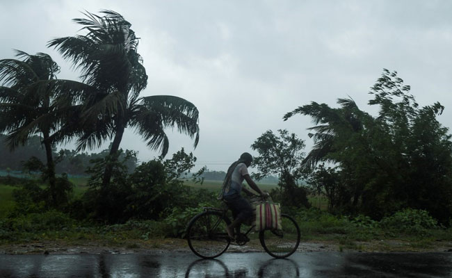 Pounding Waves, Ferocious Winds - Eye Of Cyclone Amphan Fast Approaching