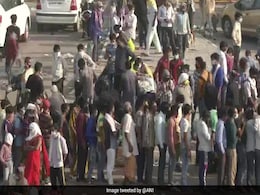 दिल्ली-यूपी बॉर्डर पर सैकड़ों मजदूरों का जमावड़ा, UP पुलिस बोली- पास के बगैर राज्य में नहीं घुसने देंगे दिल्ली-यूपी बॉर्डर पर सैकड़ों मजदूरों का जमावड़ा, UP पुलिस बोली- पास के बगैर राज्य में नहीं घुसने देंगे