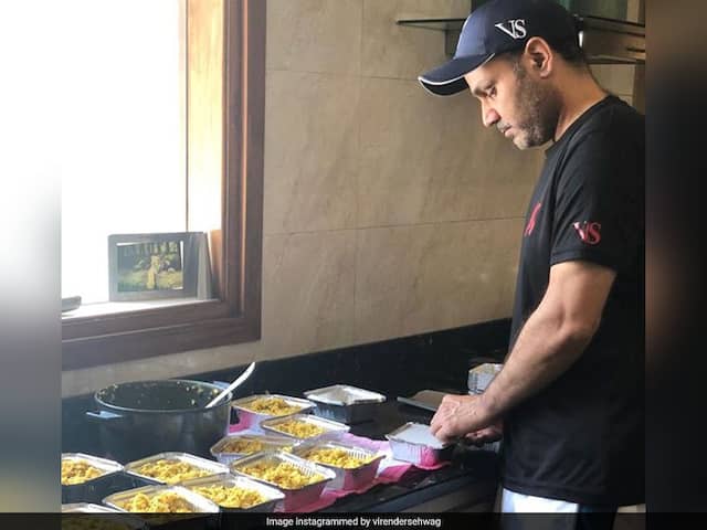 Now Sehwag himself starts to cook the food for the needed labors, make special appeal to fans Now Sehwag himself starts to cook the food for the needed labors, make special appeal to fans