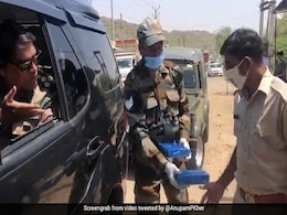 लॉकडाउन में ड्यूटी कर रहे पुलिसवाले को देख ऑर्मी अफसर ने रोकी कार, मिठाई देकर बोले- 'हमें आप पर नाज है...' देखें Video लॉकडाउन में ड्यूटी कर रहे पुलिसवाले को देख ऑर्मी अफसर ने रोकी कार, मिठाई देकर बोले- 'हमें आप पर नाज है...' देखें Video