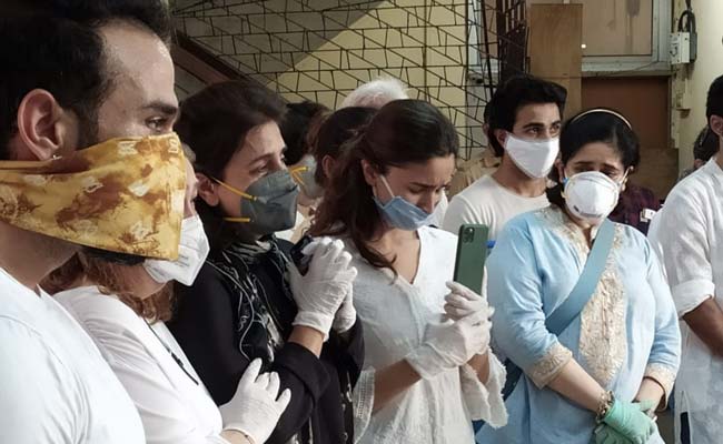 "Driving Home, Ma": Rishi Kapoor's Daughter Riddhima Now En Route Mumbai. She Watched Funeral On FaceTime With Alia Bhatt