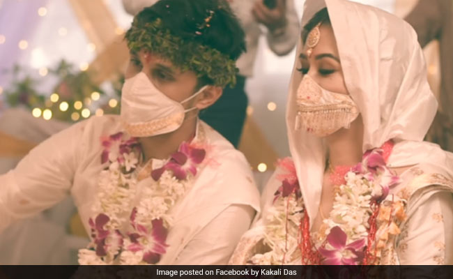 Viral Video: असम के इस कपल ने अपनी शादी में पहने सिल्क के डिजाइनर मास्क, लोगों को खूब पसंद आ रहा आइडिया