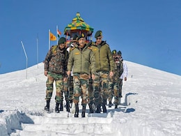 भारत-चीन तनाव के बीच लद्दाख जाएंगे आर्मी चीफ; गलवान में घायल हुए जवानों से मिलेंगे, सेना की तैयारियों का लेंगे जायजा भारत-चीन तनाव के बीच लद्दाख जाएंगे आर्मी चीफ; गलवान में घायल हुए जवानों से मिलेंगे, सेना की तैयारियों का लेंगे जायजा