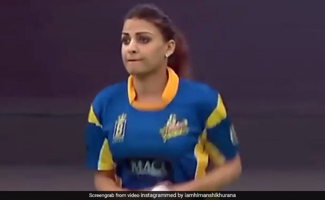 हिमांशी खुराना क्रिकेट खेलती आईं नजर, गेंद फेंका तो बल्लेबाज ने पहुंचाया बाउंड्री पार- देखें Throwback Video