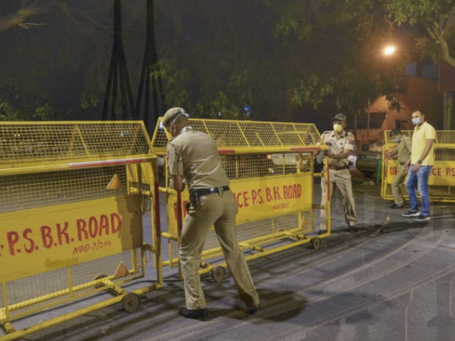 Lockdown 3.0: लॉकडाउन बढ़ते ही सोशल मीडिया पर Memes की आई बौछार, लोगों ने कहा- 'अब तो आदत सी है मुझको ऐसे जीने की'