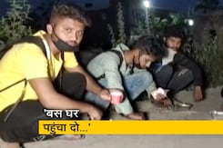 गौतम बुद्ध नगर-बुलंदशहर सीमा पर घर जाने के इंतजार में बैठे मजदूर गौतम बुद्ध नगर-बुलंदशहर सीमा पर घर जाने के इंतजार में बैठे मजदूर