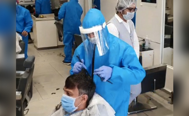 लॉकडाउन में PPE सूट पहनकर नाई कर रहा है कटिंग, बैठने से पहले ग्राहक को करना पड़ेगा ऐसा...