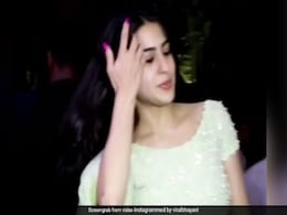 विराट-अनुष्का के रिसेप्शन में सारा अली खान पर थम गई थीं सबकी निगाहें, वायरल हुआ थ्रोबैक Video विराट-अनुष्का के रिसेप्शन में सारा अली खान पर थम गई थीं सबकी निगाहें, वायरल हुआ थ्रोबैक Video