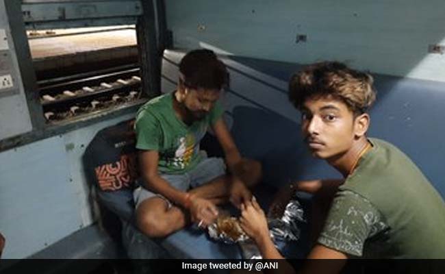 घर जाने की खुशी : प्रवासी मजदूरों को लेकर झारखंड के लिए चल पड़ी ट्रेन, 10 बड़ी बातें