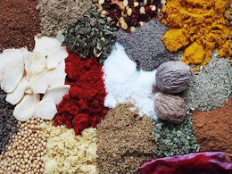 Kitchen tips : इन मसालों को छिड़क देने भर से सब्जी का स्वाद हो जाता है दोगुना, ये रहे उनके नाम Kitchen tips : इन मसालों को छिड़क देने भर से सब्जी का स्वाद हो जाता है दोगुना, ये रहे उनके नाम