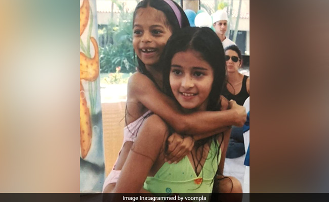 अनन्या पांडे की पीठ पर चढ़ीं नजर आईं सुहाना खान , दांत भी थे टूटे हुए- देखें क्यूट Photo