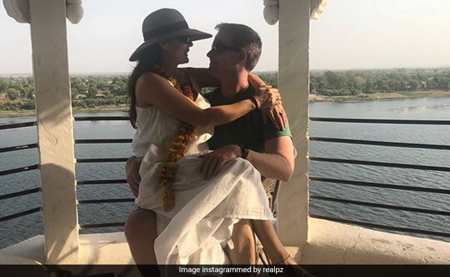 प्रीति जिंटा को आई भारत की याद, पति संग रोमांटिक Photo शेयर कर बोलीं- हम कब वापस आ पाएंगे...