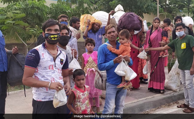 प्रवासी मजदूरों को उनके घर पहुंचा रहे प्रकाश राज ने किया Tweet, बोलें- मैं भीख मांगूगा या उधार लूंगा लेकिन...