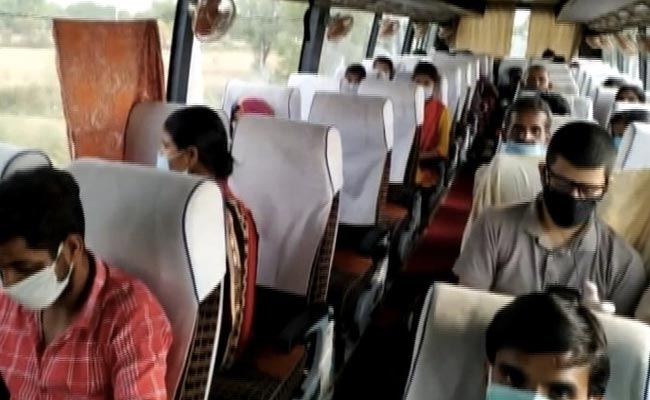 2 Delhi Aid Workers Raise Money For Migrants, Send 100 Home In A Week