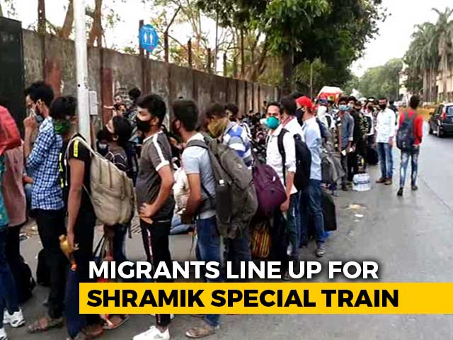 Thousands Of Migrants Line Up At Mumbai Train Station To Go Home