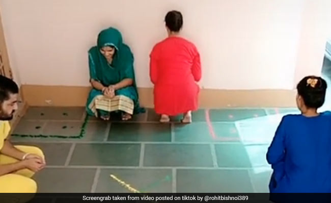 Lockdown में इस तरह खेला जा रहा है लूडो, लोग खुद ही बन गए हैं गोटी, देखें वायरल TikTok Video