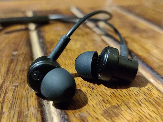 Mi Dual Driver Earphones Review: Best Earphones Under 1000 Rupees?