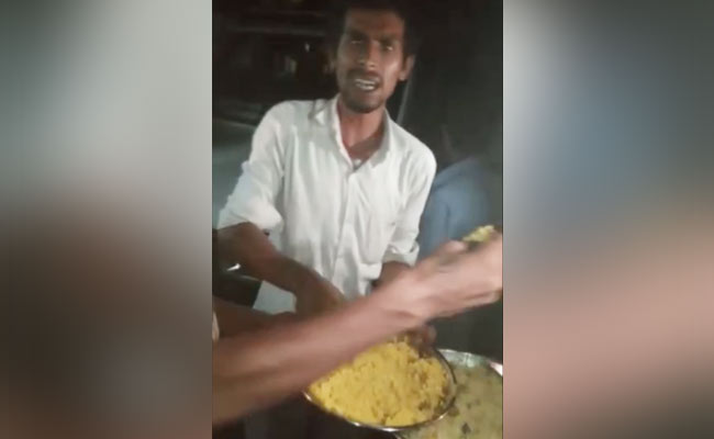 बिहार: क्वारेंटीन सेंटर पर लोगों ने जमकर किया हंगामा, हाथों में खाना लेकर रोकी अधिकारी की गाड़ी