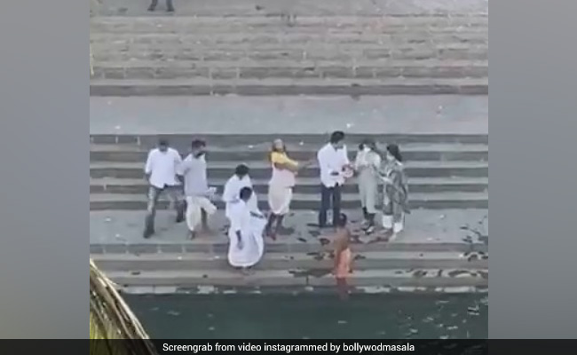 ऋषि कपूर की अस्थियों को बाणगंगा में किया गया विसर्जित, परिवार संग आलिया भट्ट भी आईं नजर- देखें Video