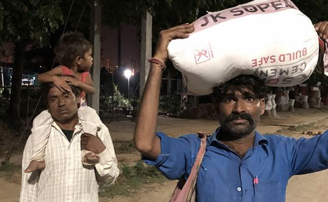 घर लौटने वाले श्रमिकों को 15 दिन का राशन देगी योगी सरकार, 1 हजार रु. भत्ता भी मिलेगा