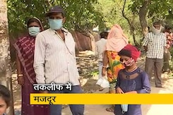 स्क्रीनिंग सेंटर के बाहर प्रवासी मजदूरों की भीड़ स्क्रीनिंग सेंटर के बाहर प्रवासी मजदूरों की भीड़