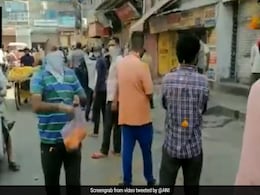 Video: लॉकडाउन में खुलीं शराब की दुकानें तो लंबी कतार में लगे लोगों पर फूल बरसाने लगा शख्स, कहा... Video: लॉकडाउन में खुलीं शराब की दुकानें तो लंबी कतार में लगे लोगों पर फूल बरसाने लगा शख्स, कहा...