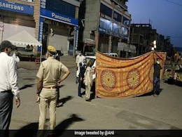 कार में महिला को हुआ लेबर पेन, पुलिस ने बीच सड़क पर चादर की दीवार खड़ी कर कराई डिलिवरी, देखें Viral Photos कार में महिला को हुआ लेबर पेन, पुलिस ने बीच सड़क पर चादर की दीवार खड़ी कर कराई डिलिवरी, देखें Viral Photos