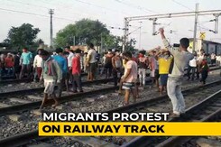 Migrants Out On Tracks As Trains Run Late By 10 Hours With No Food, Water Migrants Out On Tracks As Trains Run Late By 10 Hours With No Food, Water