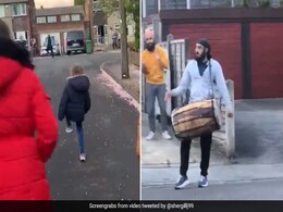 लॉकडाउन में सड़कों पर आकर ढोल पर डांस करने लगे विदेश में बसे सिख, बॉलीवुड एक्टर बोला- 'बहुत ही शानदार..' देखें Video लॉकडाउन में सड़कों पर आकर ढोल पर डांस करने लगे विदेश में बसे सिख, बॉलीवुड एक्टर बोला- 'बहुत ही शानदार..' देखें Video