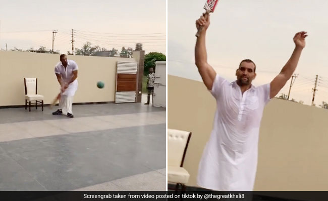 Khali ने फुटबॉल से खेला क्रिकेट, बल्ला घुमाकर हवा में उड़ाई गेंद तो देखता रह गया गेंदबाज... देखें Viral Video Khali ने फुटबॉल से खेला क्रिकेट, बल्ला घुमाकर हवा में उड़ाई गेंद तो देखता रह गया गेंदबाज... देखें Viral Video