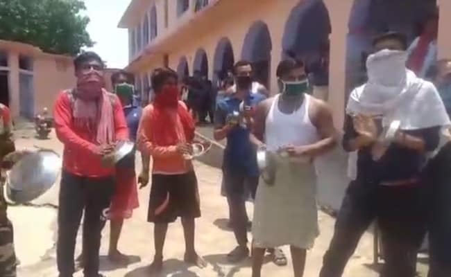 बिहार : क्वारेंटाइन सेंटर में भोजन नहीं देने का आरोप, थाली बजाकर विरोध प्रदर्शन